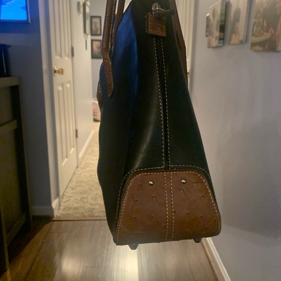 Todds large black purse. Two brown handles, 3 inside pockets, one outside. - Picture 3 of 6